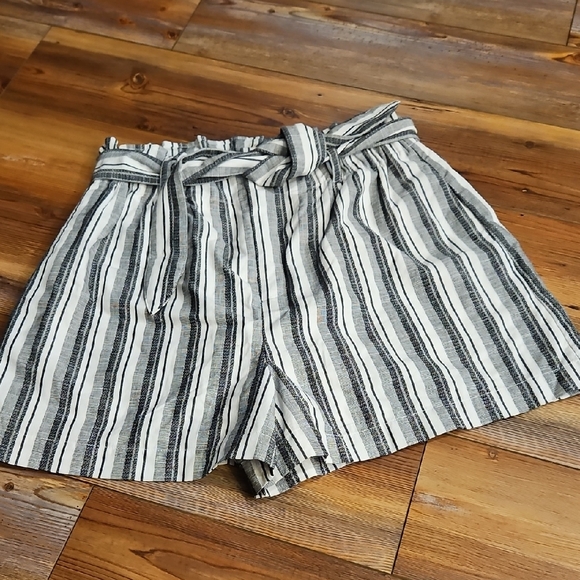 Express Striped Black and White Women's Shorts - Picture 1 of 6